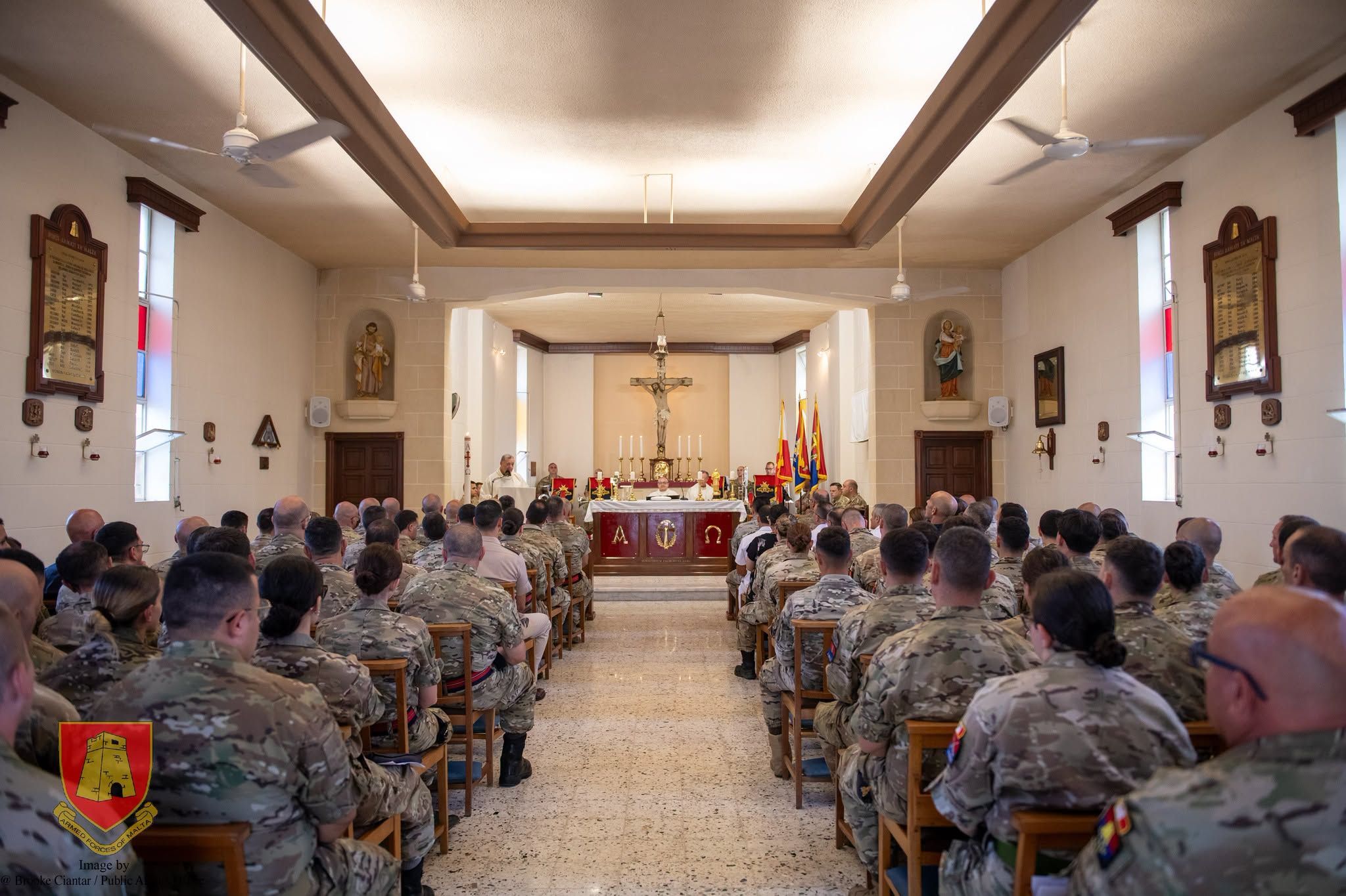 Mons. Isqof Awżiljarju jaqra d-digriet