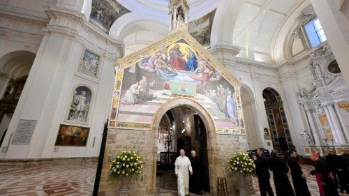Assisi tilqa’ eluf ta’ żgħażagħ qabel iż-żjara tal-Papa Ljun XIV
